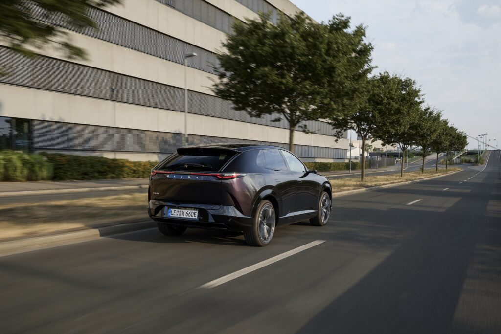 Mazda CX-6e tył widok 3/4