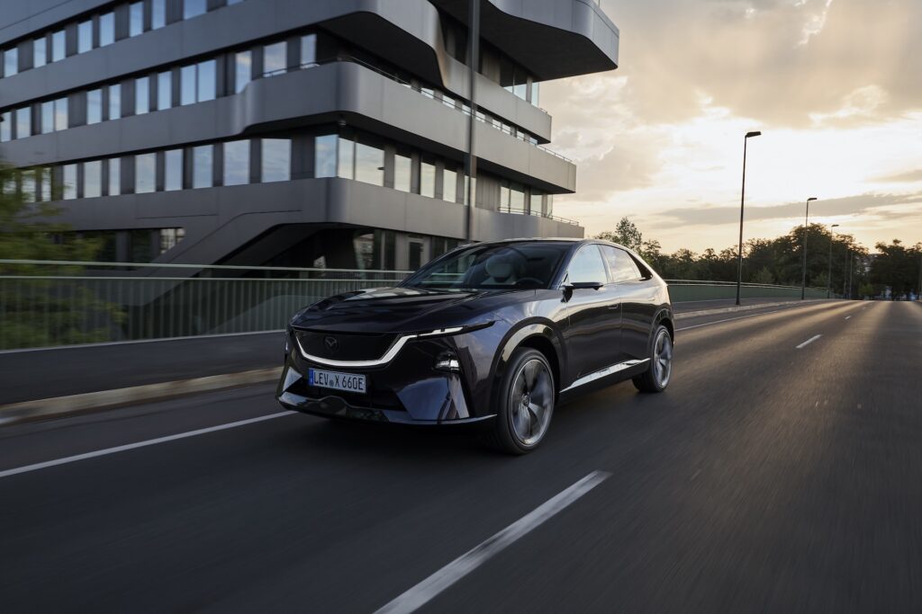 Mazda CX-6e przód widok 3/4