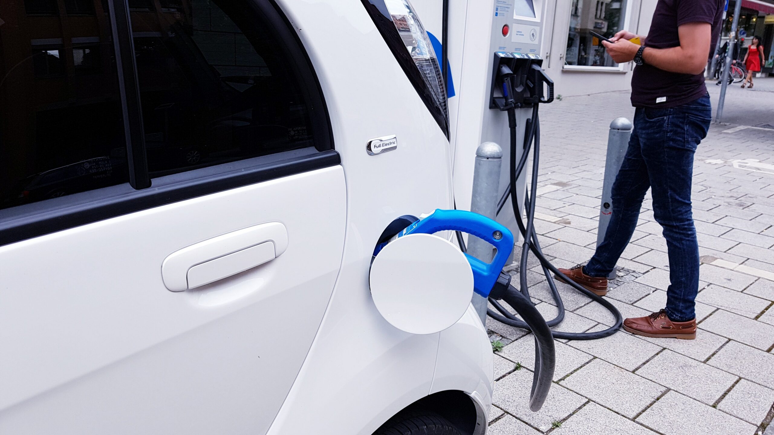 Kolejne wnioski zostaną sfinansowane w ramach programu NaszEauto (fot. Stefan Schweihofer / Pixabay)